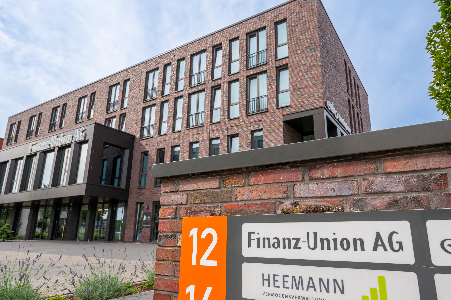Eingang der Finanz-Union AG mit Hausnummer 12
